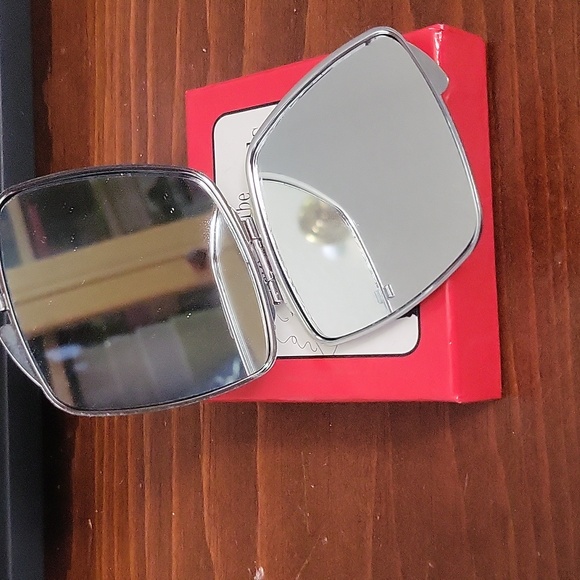 Hinged compact double mirrors - Picture 3 of 4